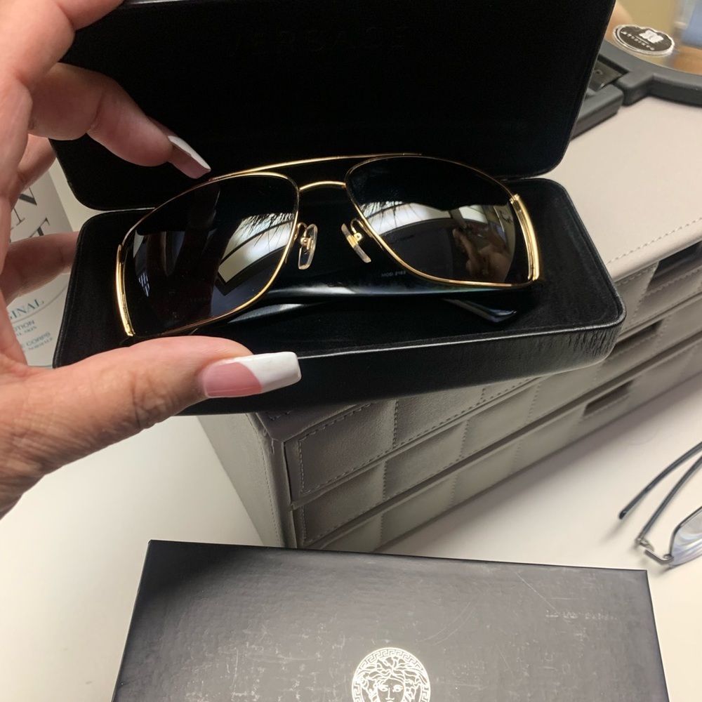 BEAUTIFUL AUTHENTIC VERSACE SUNGLASSES - NEW MINT